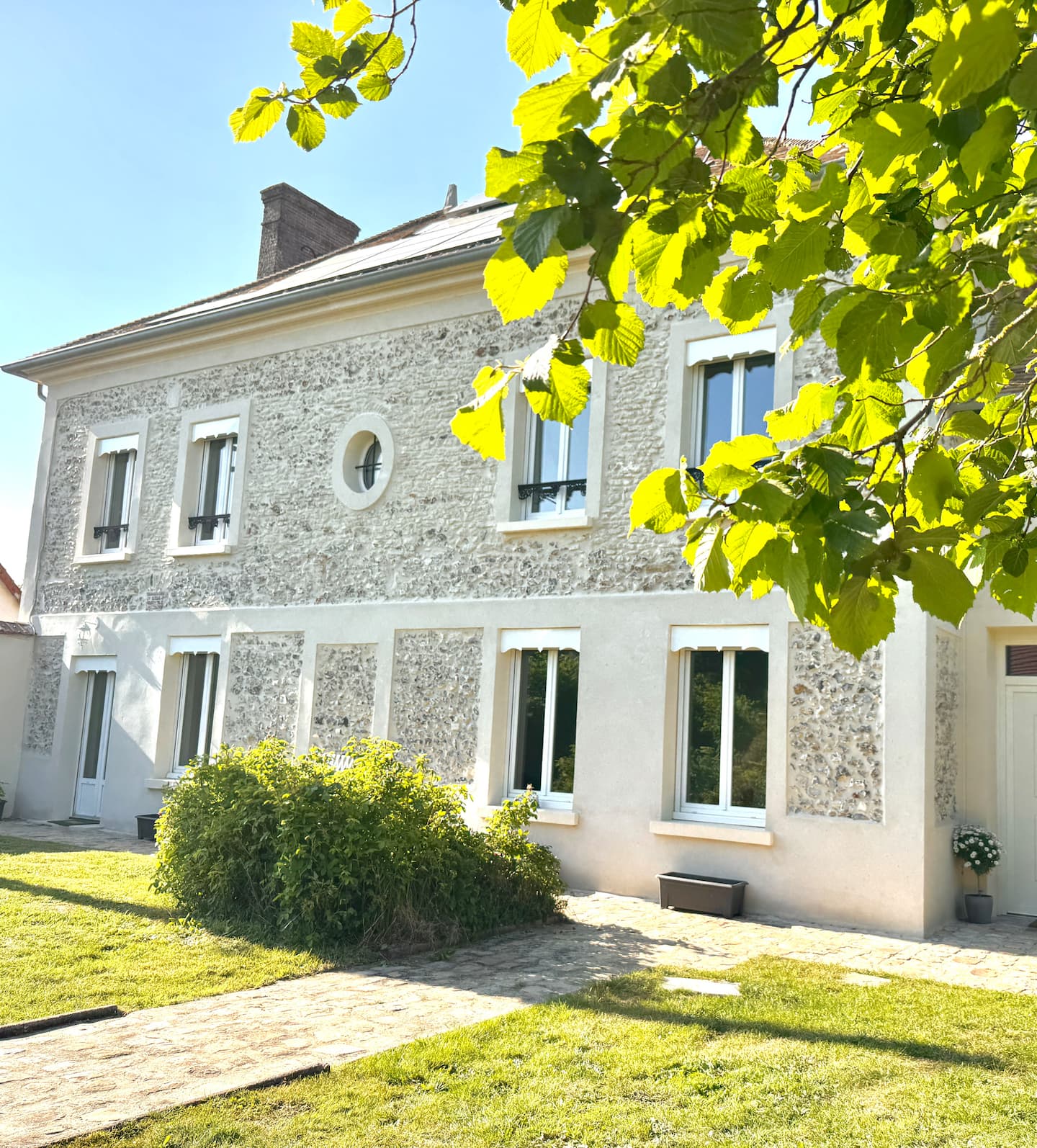 La façade et la cour de l'ancien relais de poste de Marolles