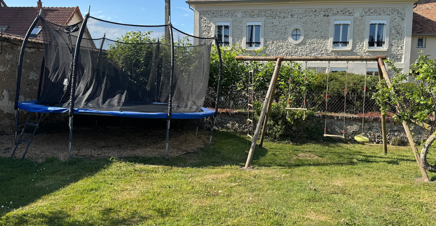 Jardin de 1000 m² avec pelouse et arbres fruitiers