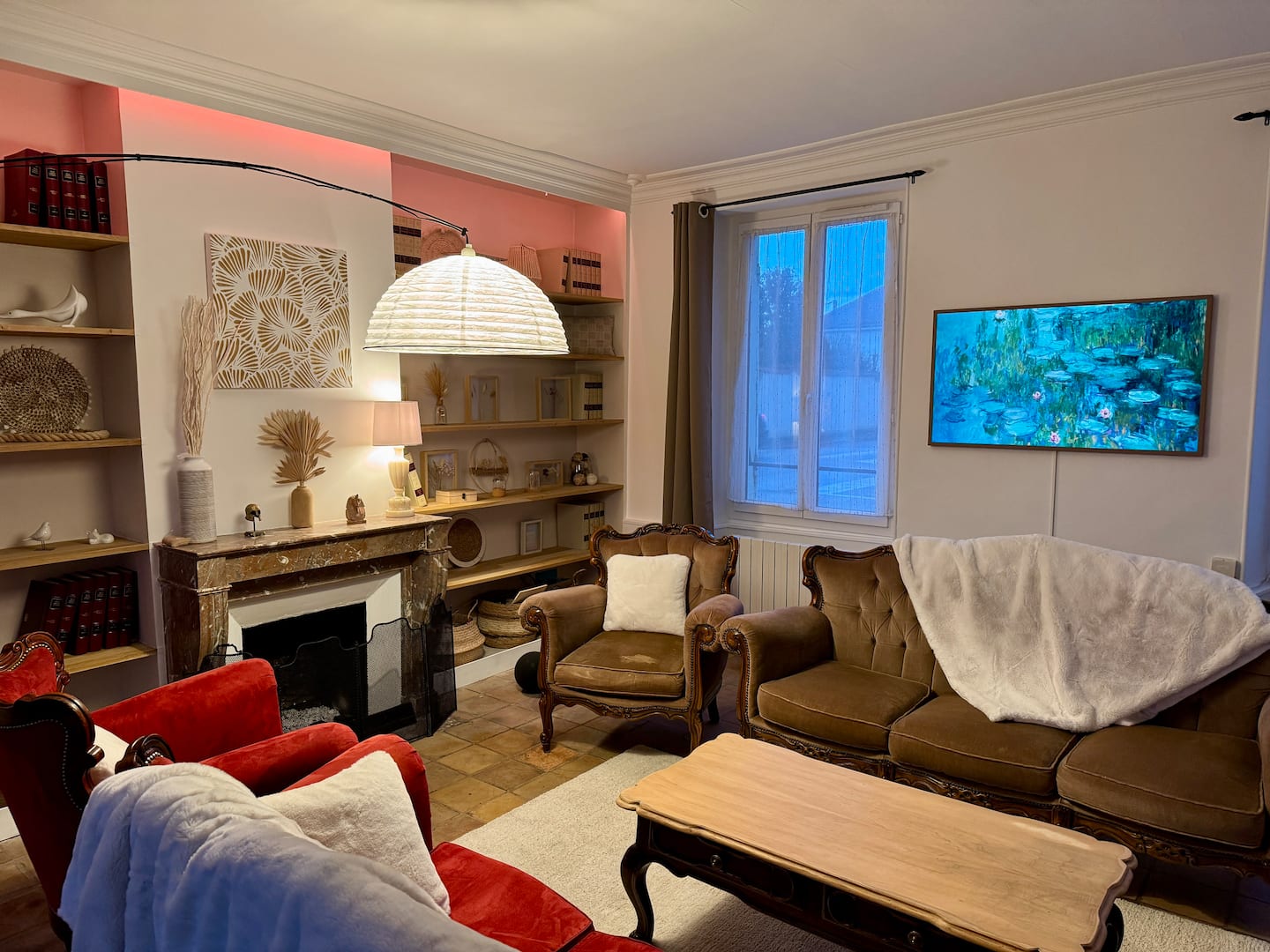 Grand salon de 45 m² avec cheminée en marbre