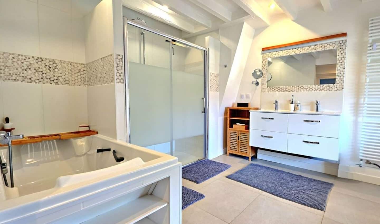 Salle de bain avec baignoire
