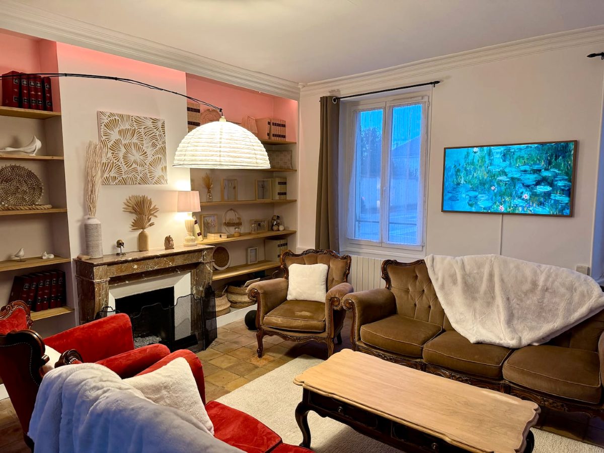 Grand salon après travaux, cheminée en marbre et bibliothèque