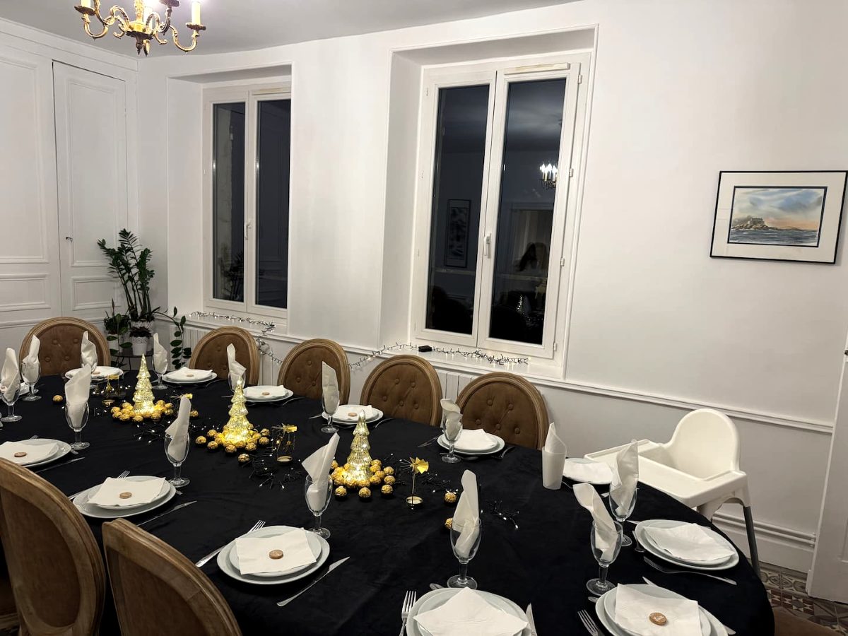 Salle à manger après travaux, table dressée pour dix personnes
