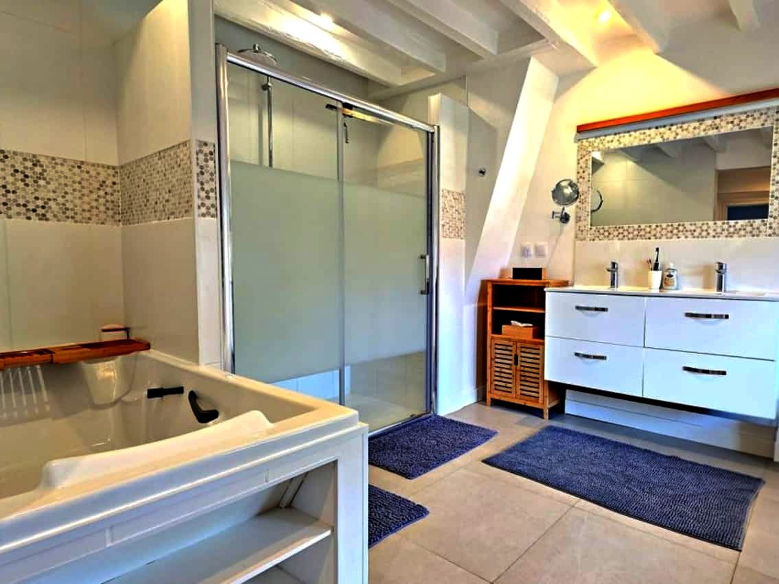 Salle de bain avec baignoire, douche et double vasque