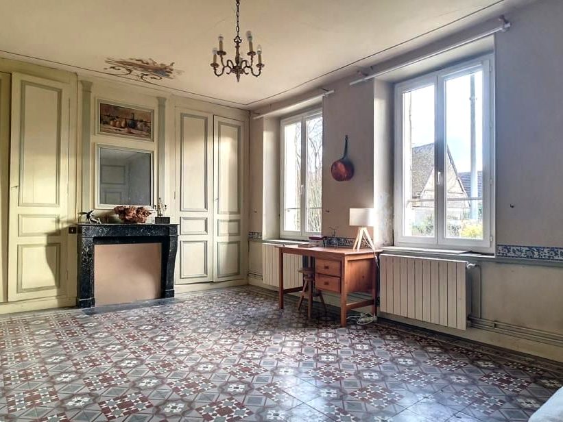 Salle à manger avant travaux, boiseries et carreaux de ciment à motif