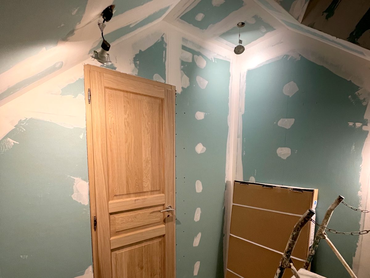 Pièce sous rampant, plaques de plâtre hydrofuges et porte en chêne posée